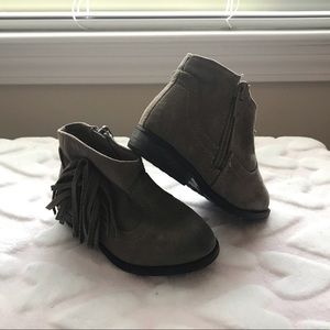 Toddler fringe boots